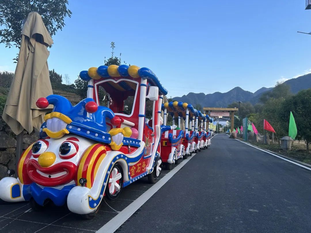 2023年10月,金石村集体出资购买了两辆无轨观光小火车。紫阳县融媒体中心供图